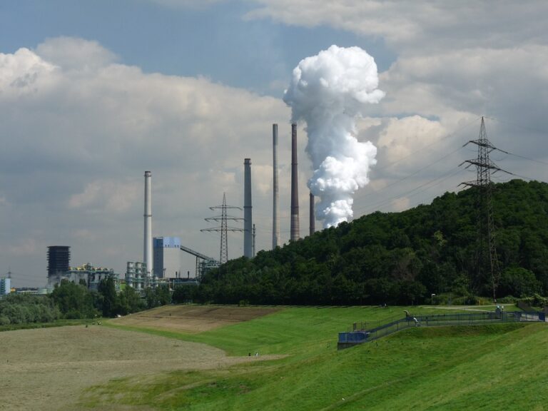 CAKE/KOBiZE: Dlaczego spadają ceny uprawnień do emisji CO2? (ANALIZA)