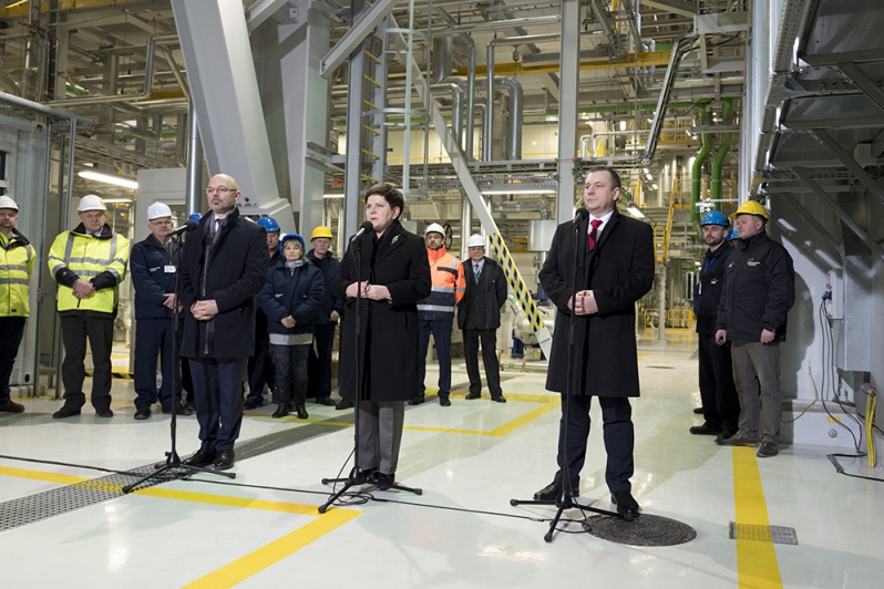 Premier Beata Szydło i wiceminister energii Michał Kurtyka podczas otwarcia nowego bloku w Elektrociepłowni Gorzów należącej do PGE, fot.: KPRM