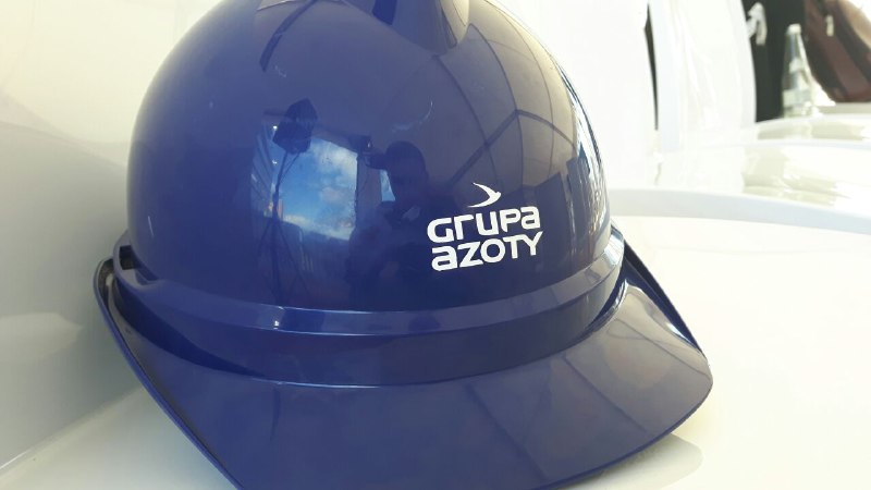 Kask z logiem Grupy Azoty. Fot. BiznesAlert.pl