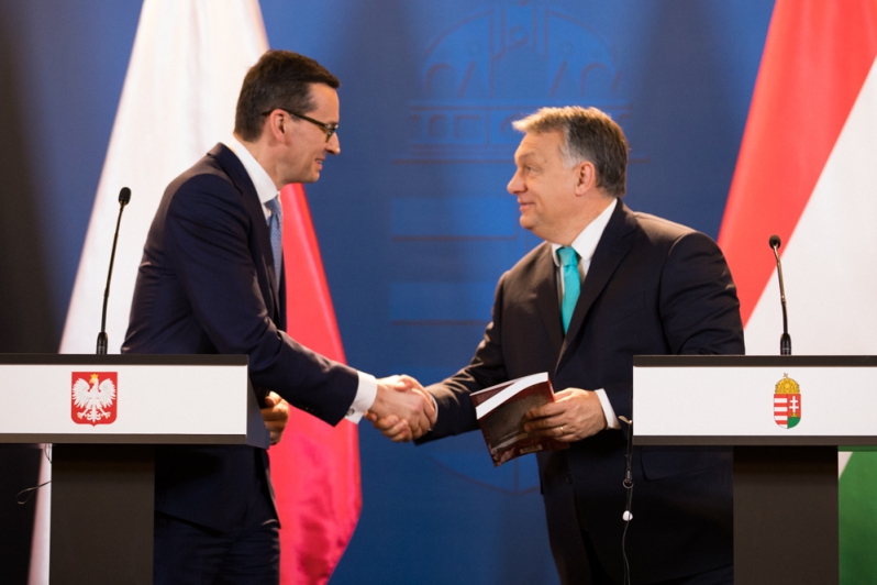 Mateusz Morawiecki na wspólnej konferencji prasowej z Victorem Orbanem w Budapeszcie. Fot. KPRM