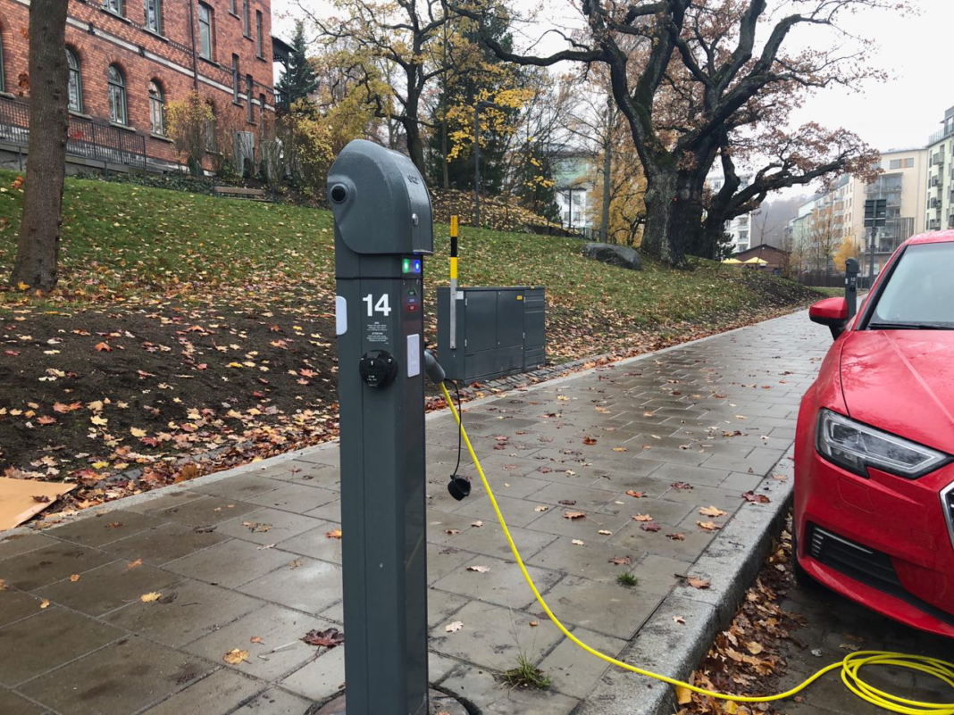 Punkty ładowania pojazdów elektrycznych w Royal Seaport. Fot. BiznesAlert.pl