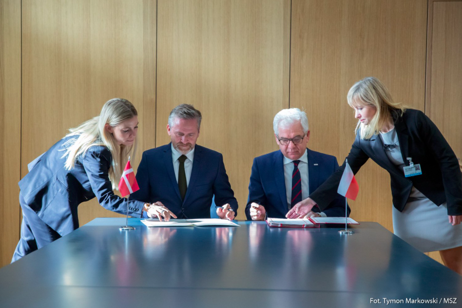 Podpisanie umowy między szefami MSZ Polski i Danii. Fot. MSZ