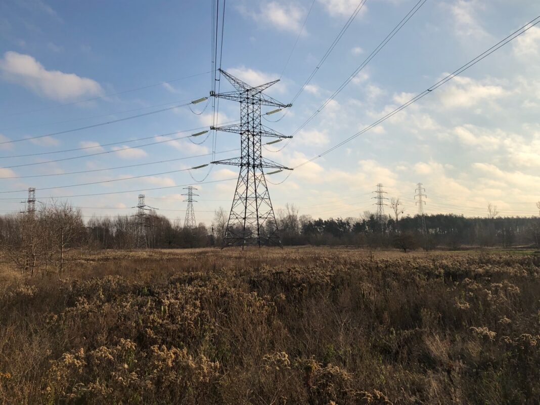 Linia elektroenergetyczna na Rembelszczyźnie. Fot. Bartłomiej Sawicki/BiznesAlert.pl