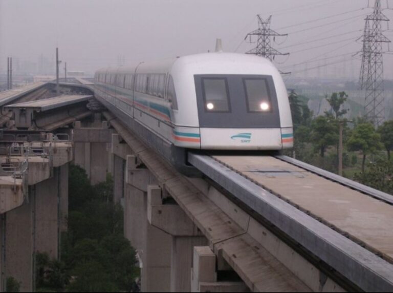 Kolej Maglev w Szanghaju. Fot. Jacek Perzyński