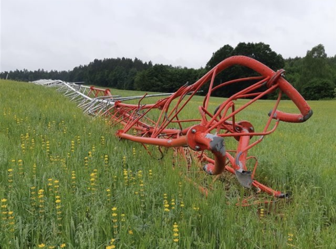 Przewrócony maszt pomiarowy fot. Ecofarm