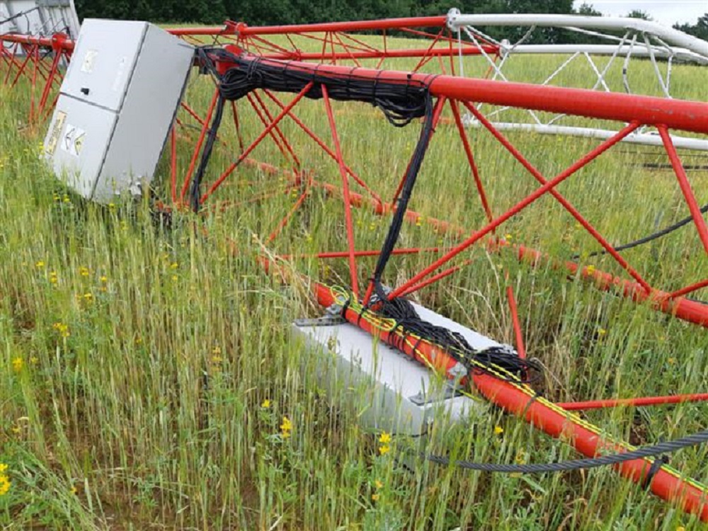 Przewrócony maszt pomiarowy fot. Ecofarm