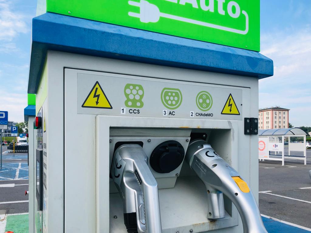 Stacje ładowania pojazdów elektrycznych. Centrum Zakopianka w Krakowie. Fot.: BiznesAlert.pl/Bartłomiej Sawicki