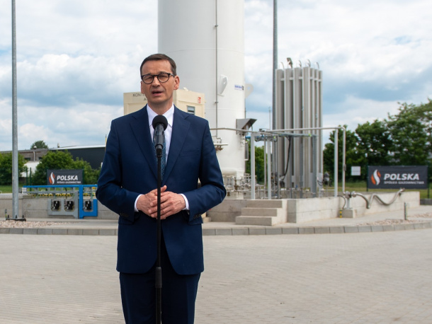 Premier Mateusz Morawiecki podczas wizyty na stacji regazyfikacji LNG Polskiej Spółki Gazownictwa w Tychowie. Fot. Polska Spółka Gazownictwa