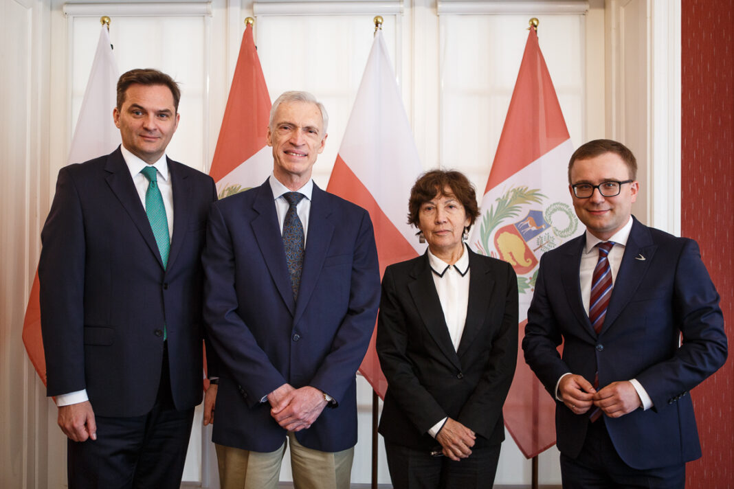 Od lewej: Konsul Honorowy Peru w Krakowie Marcin Mazgaj, Ambasador Peru Hubert Wieland Conroy, Chargé d'affaires a.i. Gladys García Paredes, Wiceprezes Zarządu Grupy Azoty S.A. Grzegorz Kądzielawski. Fot. Grupa Azoty