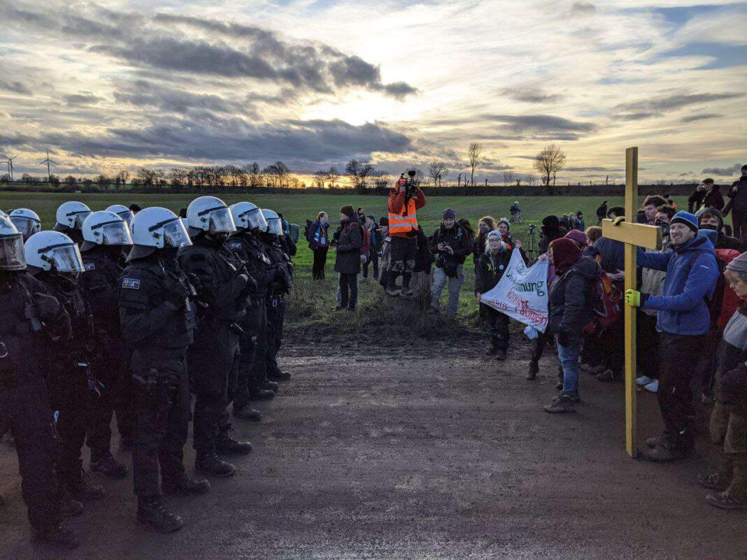 Chrześcijańska grupa protestuje przeciwko eksmisji z Lützerath.