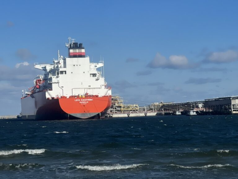 Gazowiec Lech Kaczyński z floty Grupy Orlen w terminalu LNG w Świnoujściu. Fot. Mikołaj Teperek