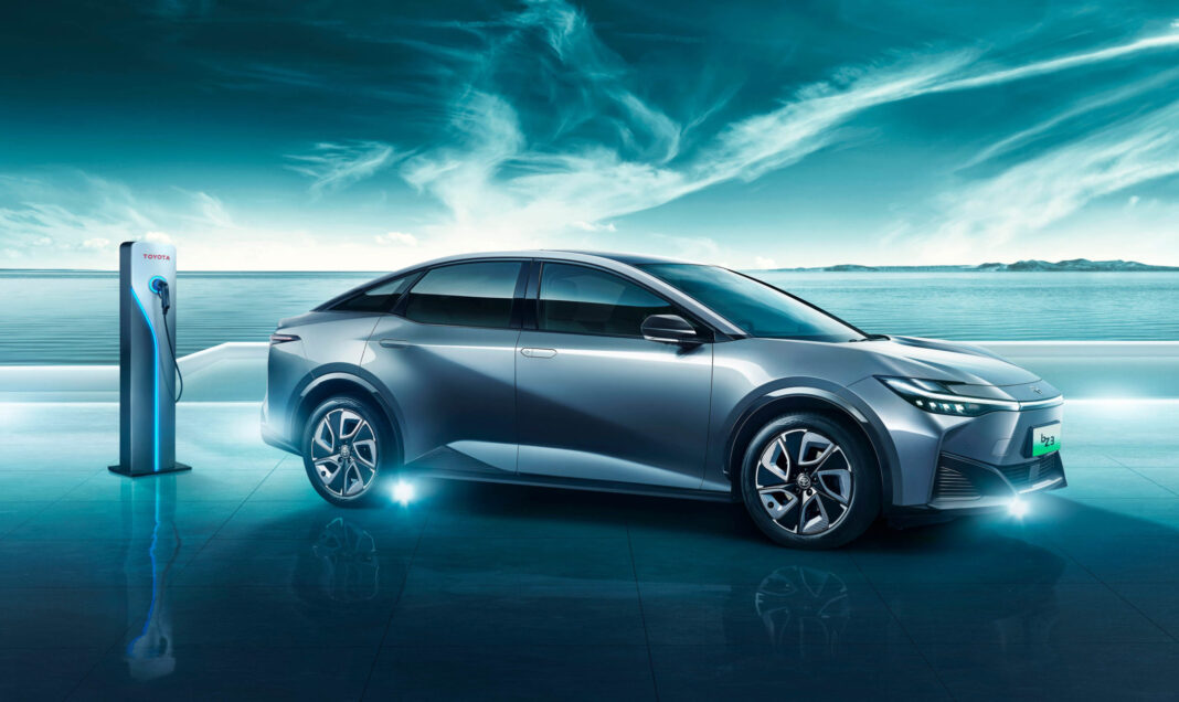 Samochód elektryczny Toyoty bZ3. Grafika: Toyota.