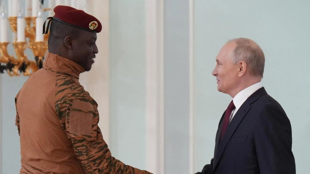 Zdjęcie z archiwum prezydenta Rosji Władimira Putina spotykającego się z przywódcą junty Burkina Faso, kapitanem Ibrahimem Traoré w Sankt Petersburgu, zrobione 29 lipca 2023 r. © Aleksiej Daniczew, AFP (via Sputnik) źródło .france24.com